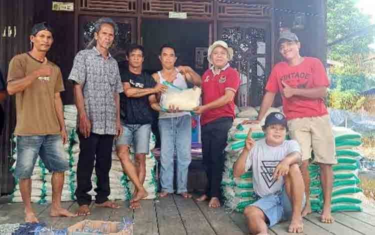 Anggota DPRD Barut Berikan Bantuan Beras kepada Warga Terdampak Banjir di Desa Bintang Ninggi II