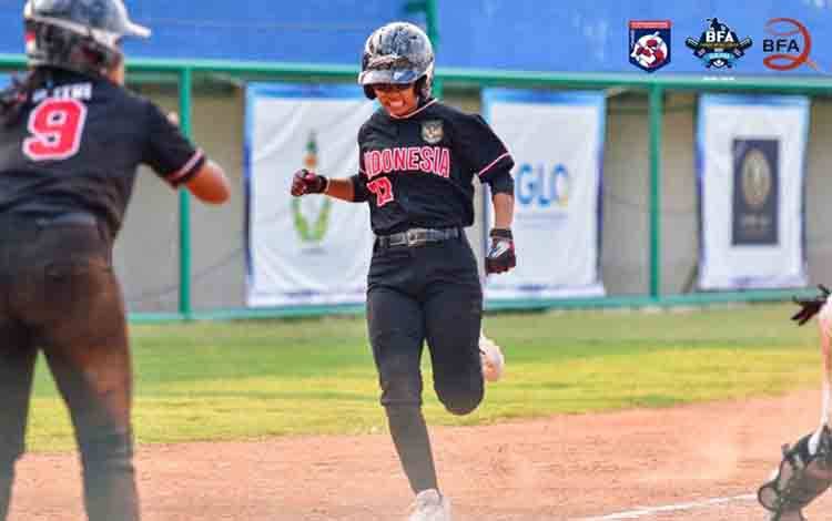 Pemain Tim Nasional Bisbol Putri Indonesia Gabriella Midaratri Ananda berlari untuk menuntaskan putaran dan menginjak home plate demi mencetak poin dalam inning 7 pertandingan Kualifikasi Piala Asia Putri 2025 melawan Thailand di Bangkok, Thailand, Jumat (25/4/2025). (ANTARA/Facebook/Baseball Association of Thailand)