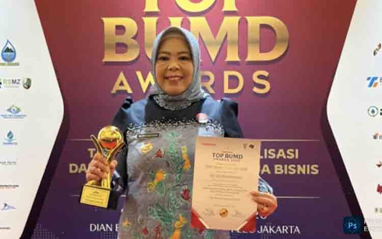 Bupati Kobar Raih Penghargaan Top Pembina BUMD di Ajang TOP BUMD Awards 2025