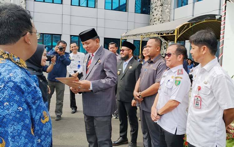 Bupati Barito Timur Lantik Ribuan ASN Baru, Tekankan Profesionalisme dan Inovasi Pelayanan Publik