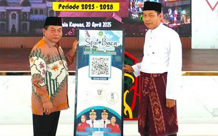 Bupati Kapuas Serahkan Tugu Spot Baca Buku Digital untuk Masjid Agung Al Mukarram
