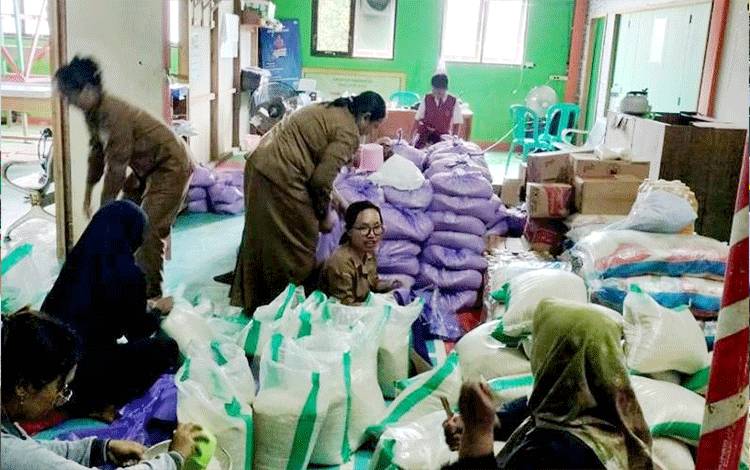Pemdes Luwe Hulu Salurkan Bantuan Banjir dari Perusahaan dan Pemkab Barut kepada Warga Terdampak