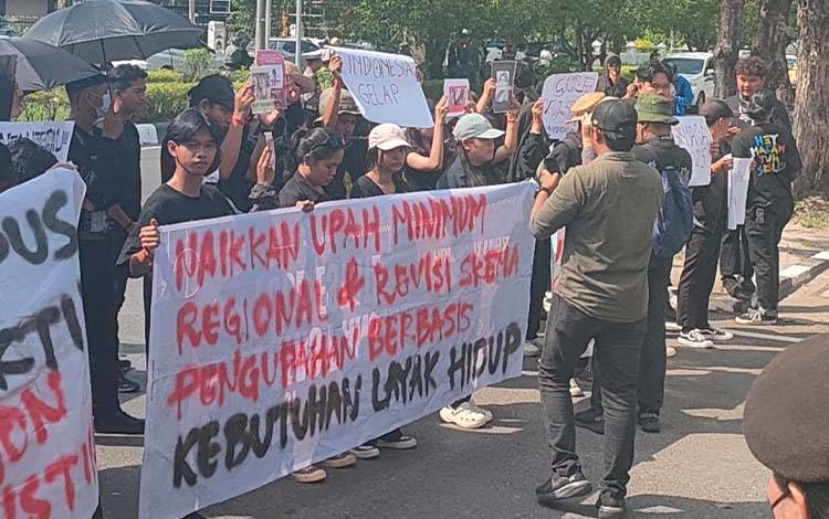 Massa Aliansi Gerakan Buruh Bersama Rakyat Gelar Aksi di Kantor Gubernur Kalteng