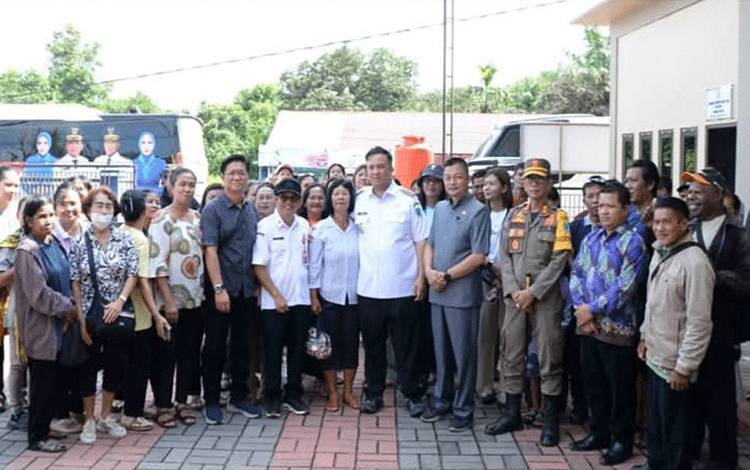 Bupati Lamandau Lepas Kontingen KKR Paskah Kalteng di Palangka Raya