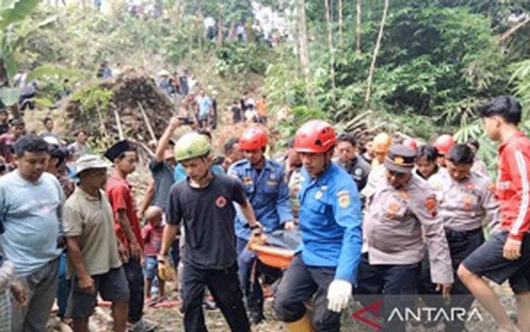 Pedagang Bambu Meninggal Tertimbun Longsor