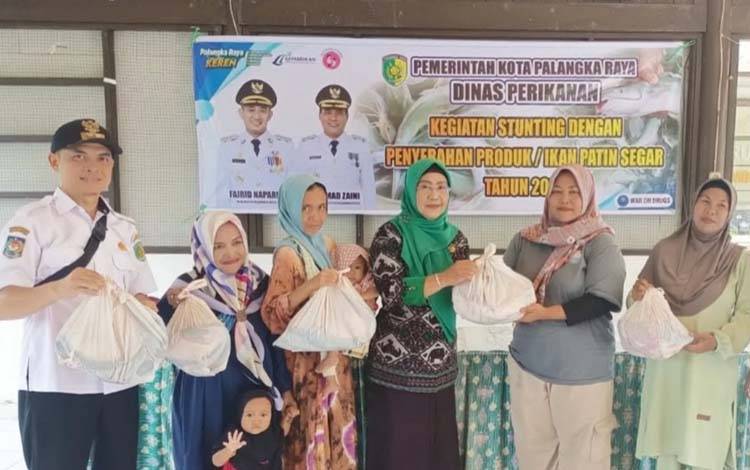 Pemko Palangka Raya Bagikan Ikan Segar untuk Cegah Stunting