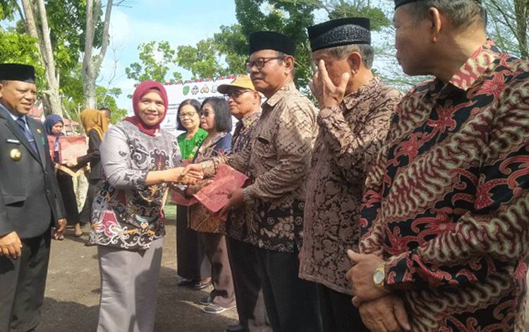 Pemkab Sukamara Programkan Seragam Sekolah dan Alat Tulis Gratis