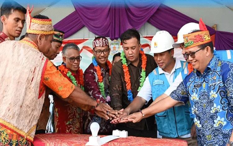 Bupati Lamandau Resmikan Jaringan Listrik di Desa Batu Ampar dan Desa Lubuk Hiju