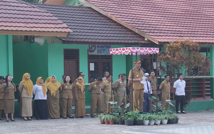 Bupati Pimpin Upacara di SMP Negeri 1 Sukamara Peringati Hardiknas
