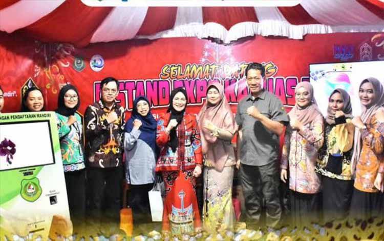 Ketua TP PKK Kunjungi Expo Kapuas Bersinar 2025