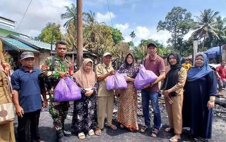 Pemdes Desa Lemo II Salurkan Bantuan untuk Korban Kebakaran di RT 02