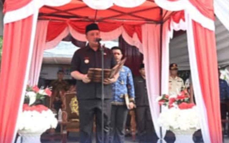Bupati Lamandau Pimpin Upacara Hardiknas Tahun 2025 di Kelurahan Kudangan