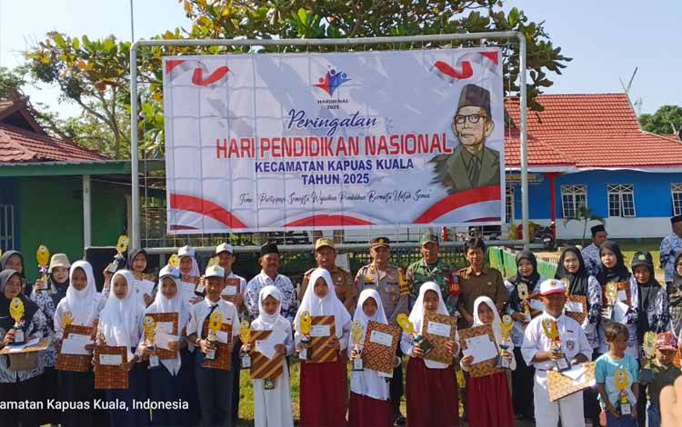 Camat Kapuas Kuala Apresiasi Siswa Berprestasi dalam Peringatan Hardiknas 2025