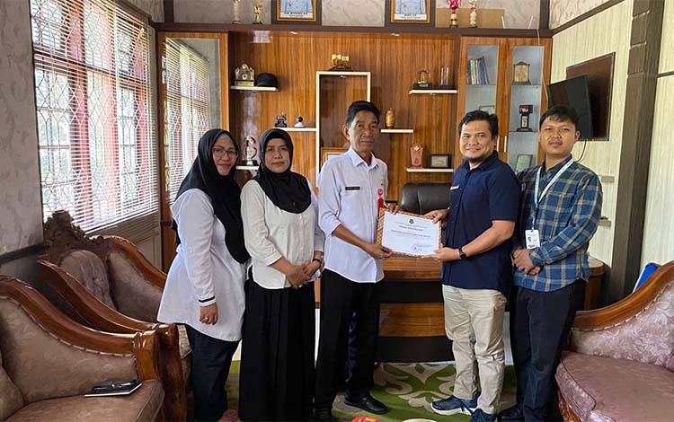 Diskominfosantik Kapuas Beri Penghargaan kepada BPS Kapuas