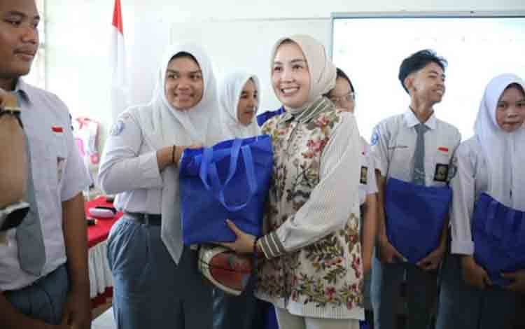 Aisyah Sabran Serahkan Bantuan Alat Sekolah di SMA 1 Kuala Kapuas