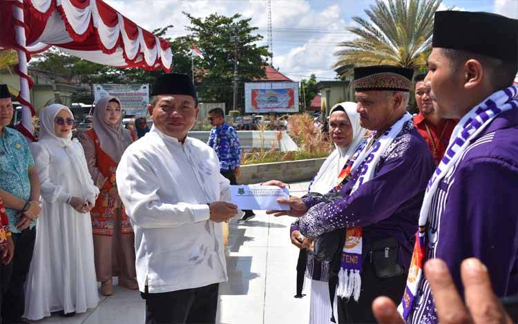 Bupati Kapuas Lepas Keberangkatan 324 Jemaah Calon Haji