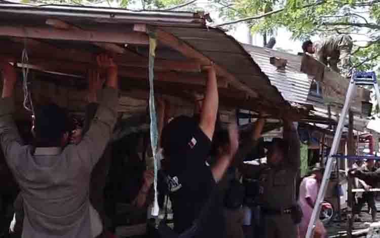 Satpol PP Palangka Raya Tertibkan 115 Bangunan di Atas Drainase