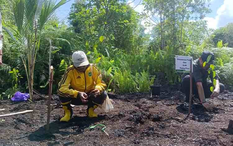 Pihak KPSHK Dampingi Bupati-Wabup Pulpis Kunjungi Hutan Desa