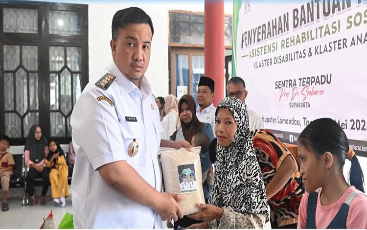 Bupati Lamandau Serahkan Bantuan Rehabilitas Sosial Klaster Disabilitas dan Anak-Anak