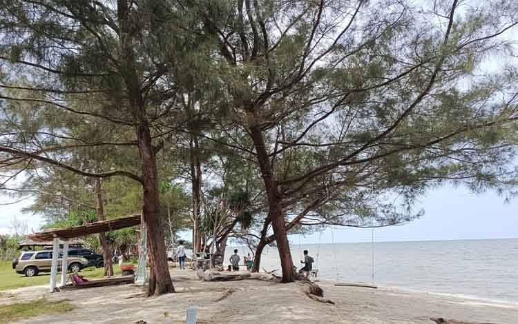 Menikmati Libur Panjang, Pengunjung Padati Pantai Sungai Jati di Kabupaten Seruyan