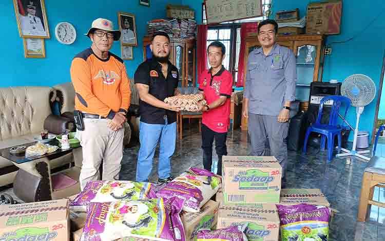 Wabup Barito Timur Tinjau Dampak Banjir di Desa Paku Beto dan Serahkan Bantuan Pemkab