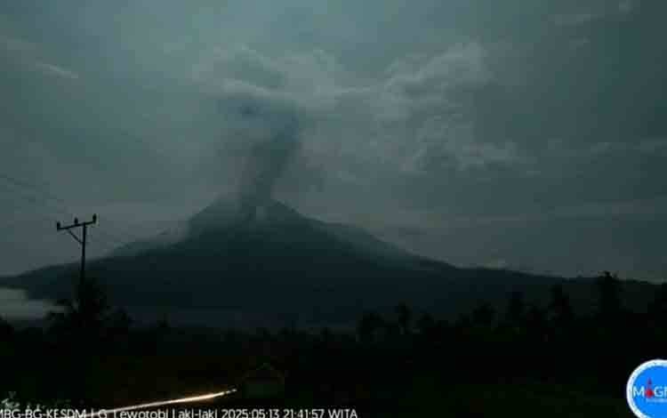 Gunung Lewotobi Laki-Laki Erupsi Sekali pada Selasa Malam