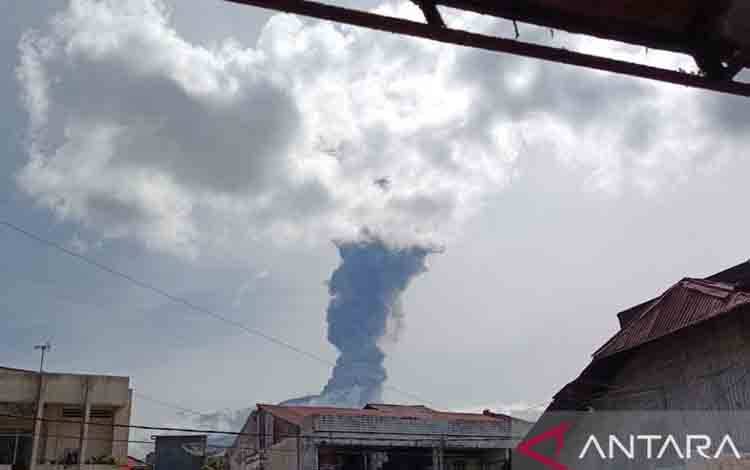 Gunung Marapi Meletus Lontarkan Abu Vulkanik Setinggi 1.600 Meter