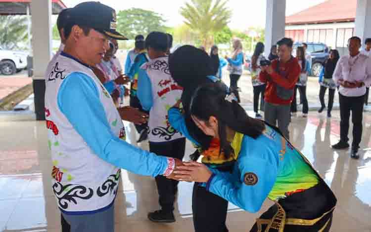 Bupati Lepas Keberangkatan Kontingen Festival Budaya Isen Mulang Seruyan