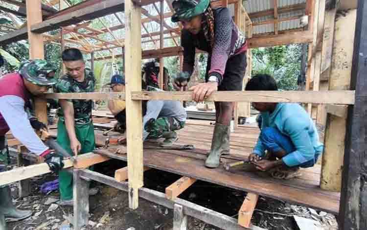 Satgas TMMD dan Warga Kompak Bangun Rumah di Kapuas