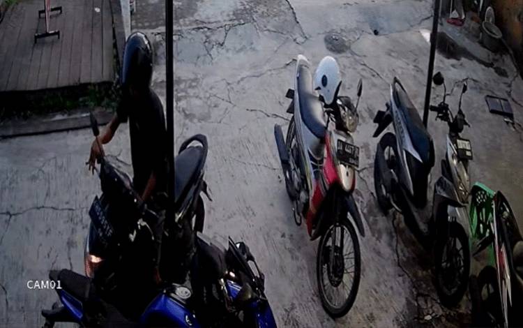 Aksi Curanmor di Kantor FIF Group Cabang Rajawali Palangka Raya Terekam CCTV