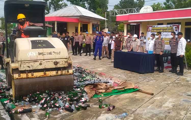 Polres Sukamara Musnahkan Ribuan Botol Miras