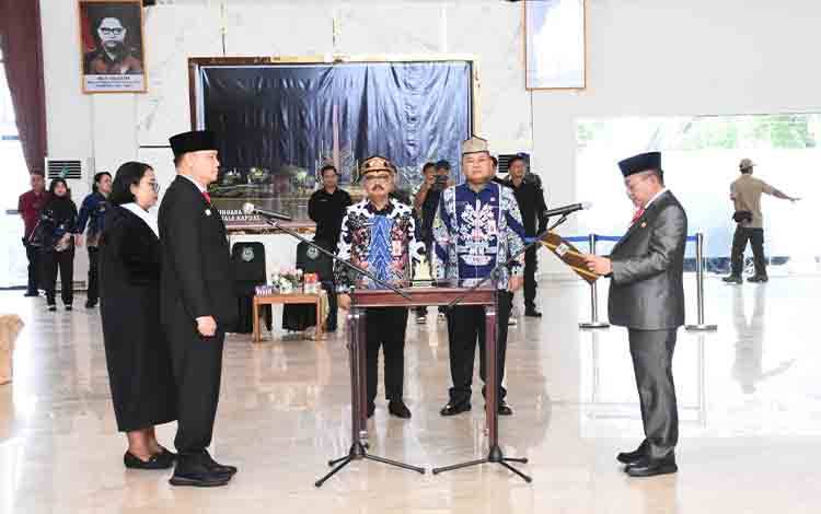 Bupati Lantik Usis I Sangkai Jadi Pj Sekda Kapuas
