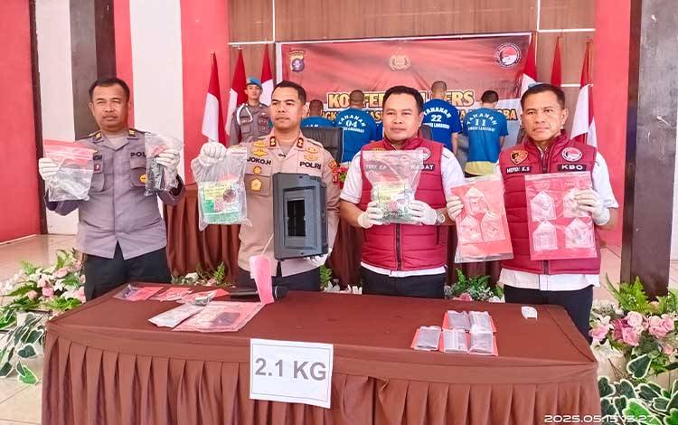 Polres Lamandau Gagalkan Penyelundupan 2,1 Kg Sabu, 5 Tersangka Ditahan