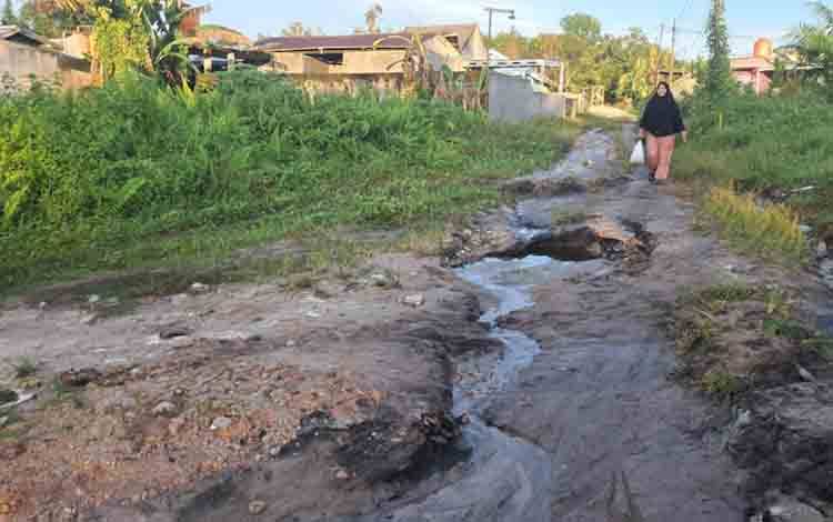 Warga Keluhkan Jalan Rusak di Perumahan Melati Permai Desa Pasir Panjang