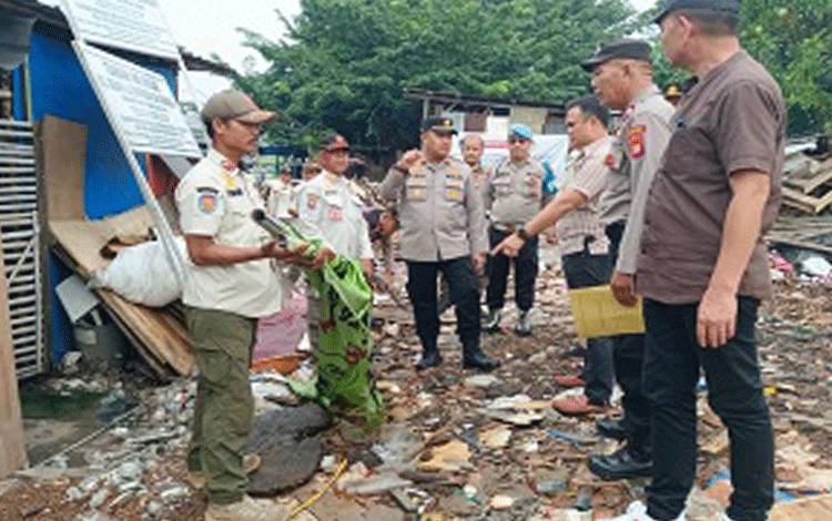 Polisi Bongkar Bangunan Posko Ormas