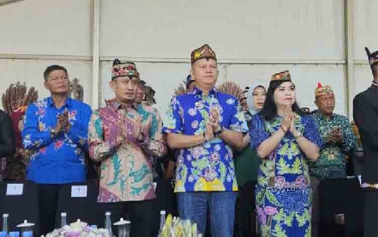 Bupati Gunung Mas Antusias Saksikan Karnaval Budaya FBIM 2025
