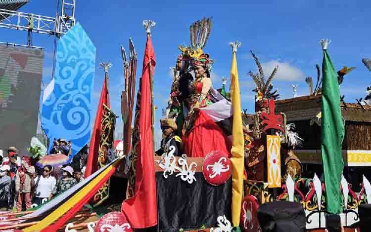 Kontingen Gunung Mas Tampilkan Betang Damang Batu di Karnaval Budaya FBIM 2025, 'Akan Ada Napak Tilas'