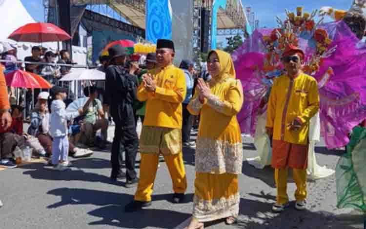Bupati Kobar Ikut Serta Karnaval Budaya FBIM 2025
