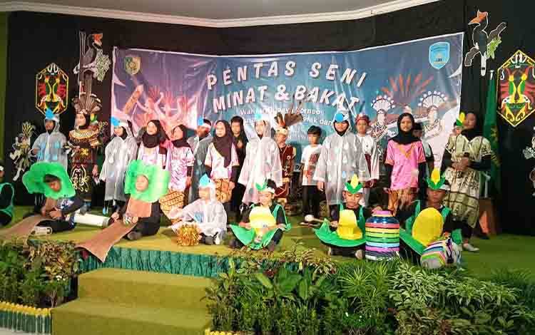 Pentas Seni SDMP Wujudkan Warisan Budaya Borneo dalam Gerak dan Nada