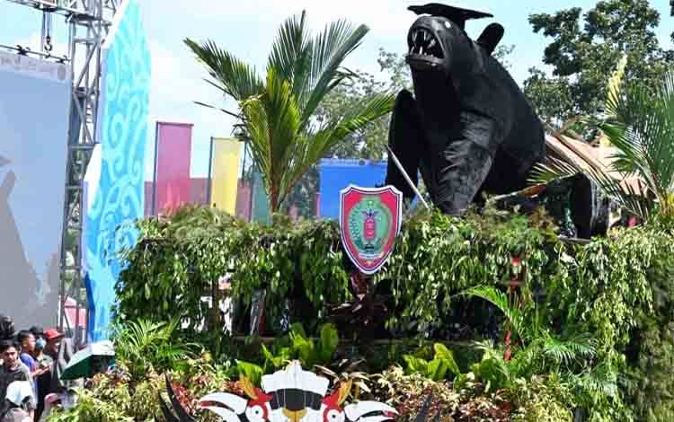 Disdik Kalteng Usung Filosofi Beruang Madu di Karnaval Budaya FBIM 2025