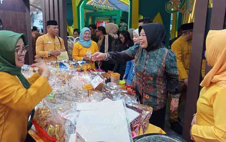 Bupati Kobar Dukung Promosi Potensi Daerah di Kalteng Expo 2025