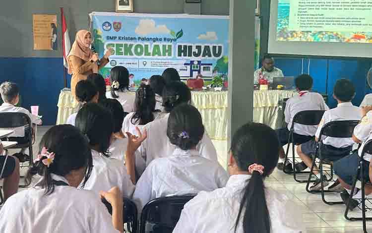 DLH Palangka Raya Sosialisasikan Pengelolaan Sampah di SMP Kristen
