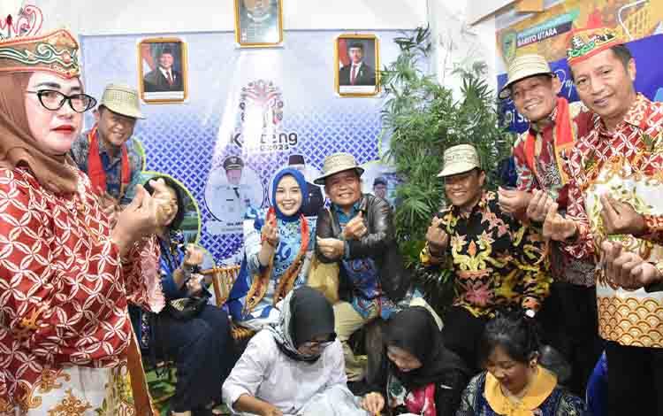 Pj Bupati Tinjau Stand Barito Utara di Kalteng Expo 2025