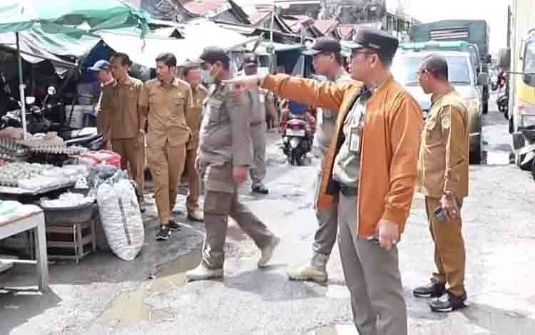 Satpol PP Palangka Raya Lakukan Penataan Pasar Besar dengan Pendekatan Humanis