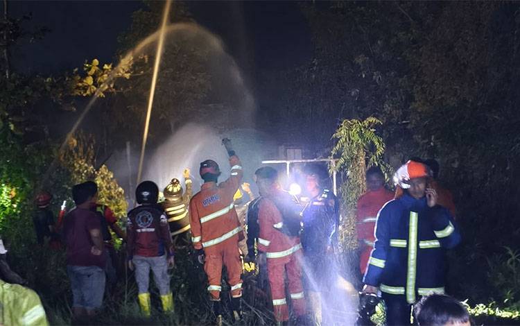 Sebuah Rumah di Kapuas Terbakar