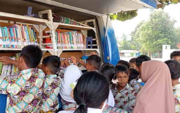 Perpustakaan Keliling Upaya Dispursip Kobar Jangkau Wilayah Yang Jauh dari Perpustakaan Umum