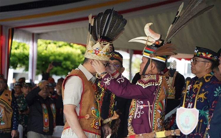 Zulkifli Hasan Terima Gelar Kehormatan Adat Dayak di Kalteng