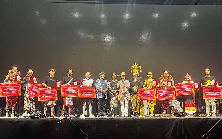 Barito Timur Raih Penyaji Terbaik 2 di Parade Tari Festival Budaya Isen Mulang
