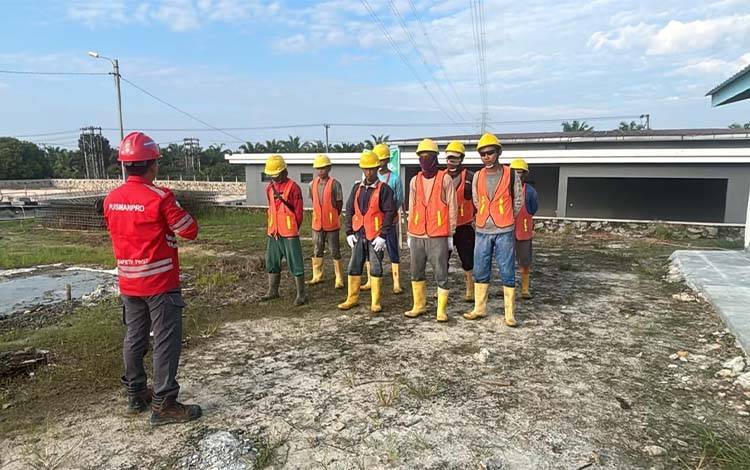 PLN Laksanakan Safety Briefing dan Gelar APD Serentak di Seluruh Proyek
