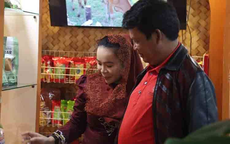 Bupati dan Ketua TP PKK Seruyan Kunjungi Stand Seruyan di Kalteng Expo